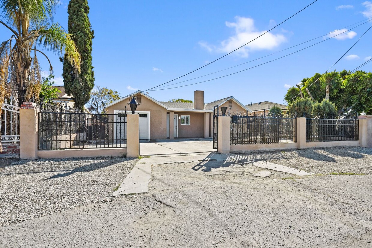 Foto principal - Fully Remodeled 4 Bedroom Home in Pacoima!