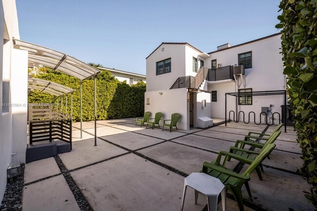 Foto del edificio - 7910 Byron Ave