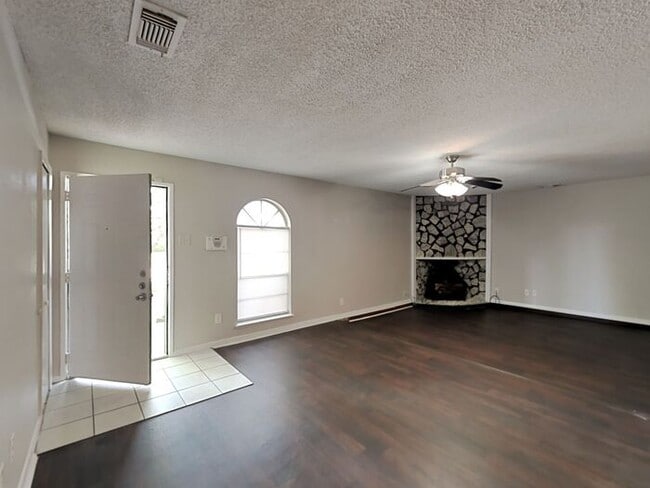 Building Photo - No Application Fee* Plus $250 Off First 2 ...