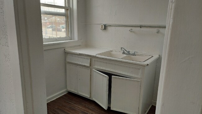 Building Photo - 580 E Clark St