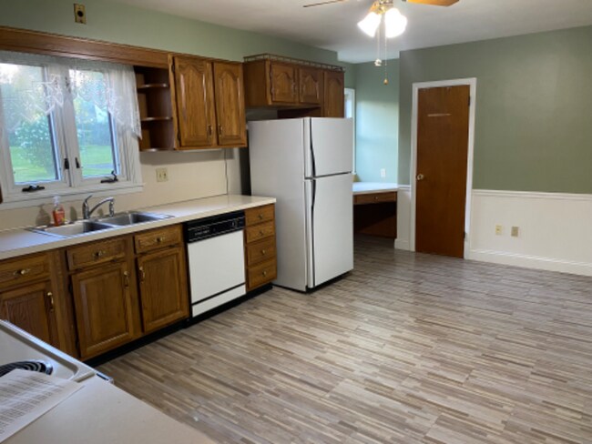 Building Photo - 308 N Academy Dr