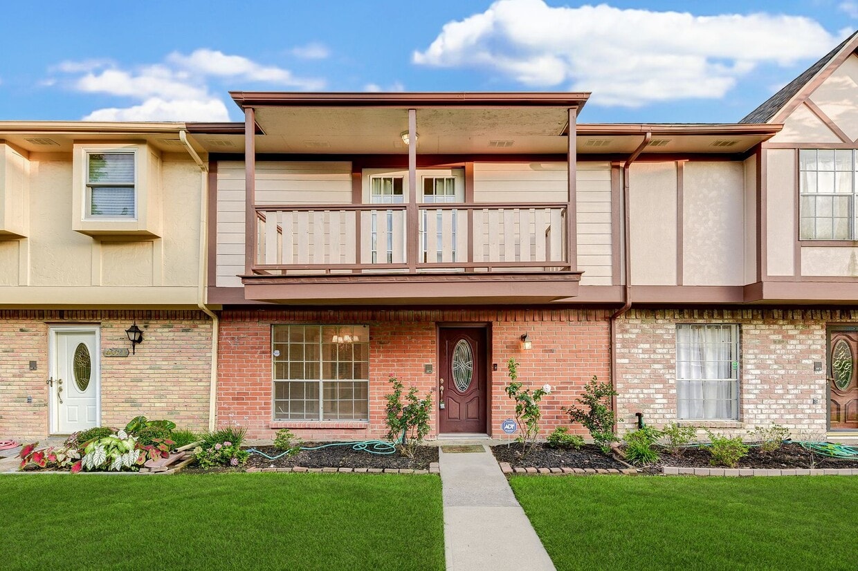 Primary Photo - Charming 3-Bedroom Townhome in Prime Memor...