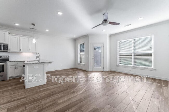 Building Photo - 3307 SW Hillstone Ave