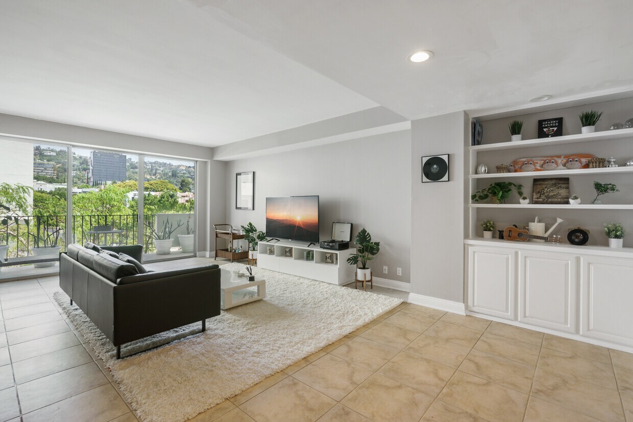 Primary Photo - 818 N Doheny Dr