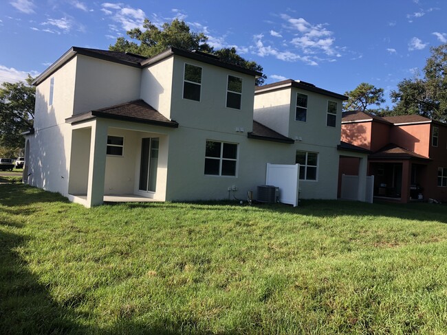 Foto del edificio - 5815 Oleander Dr