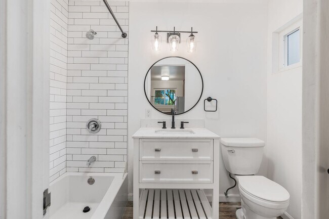 Foto del edificio - Spacious 1-Bedroom Apartment in South Shat...