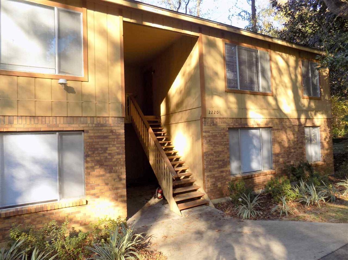 Primary Photo - 2220 Claremont Ln