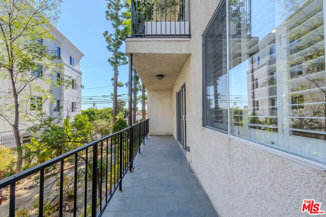 Foto del edificio - 2385 Roscomare Rd