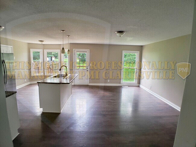 Building Photo - Three Bedroom Two Bath in Convenient Locat...