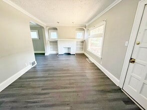 Building Photo - 10101 Greenview Ave