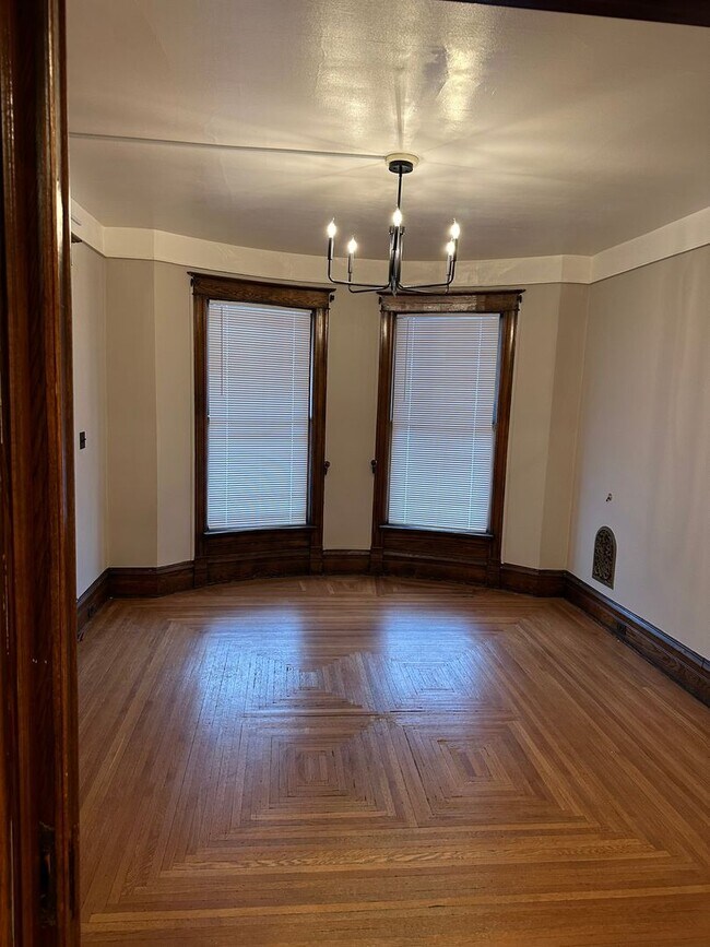 Foto del edificio - 1055 Logan Ave