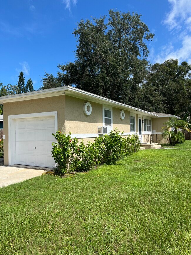 Building Photo - 1330 Parkwood St