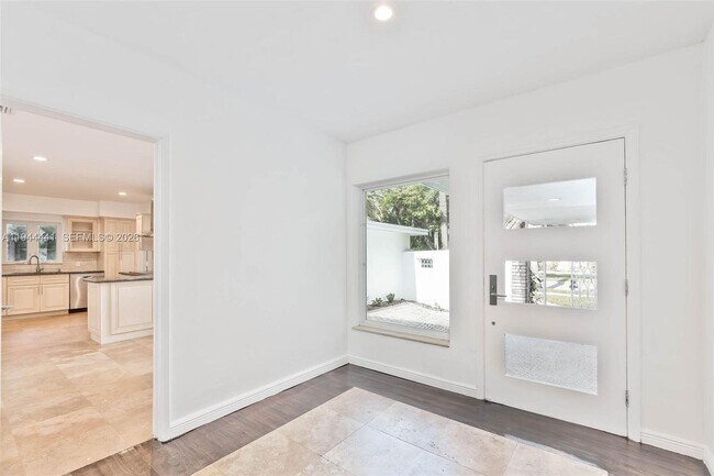Foto del edificio - 680 NE 57th St