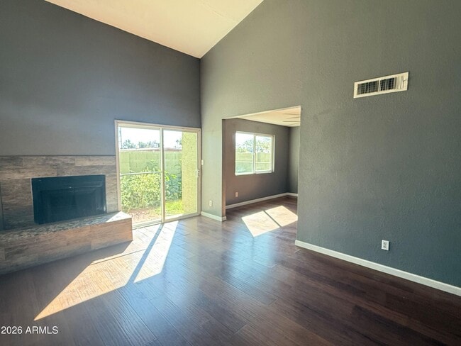 Building Photo - 2202 W Glenrosa Ave