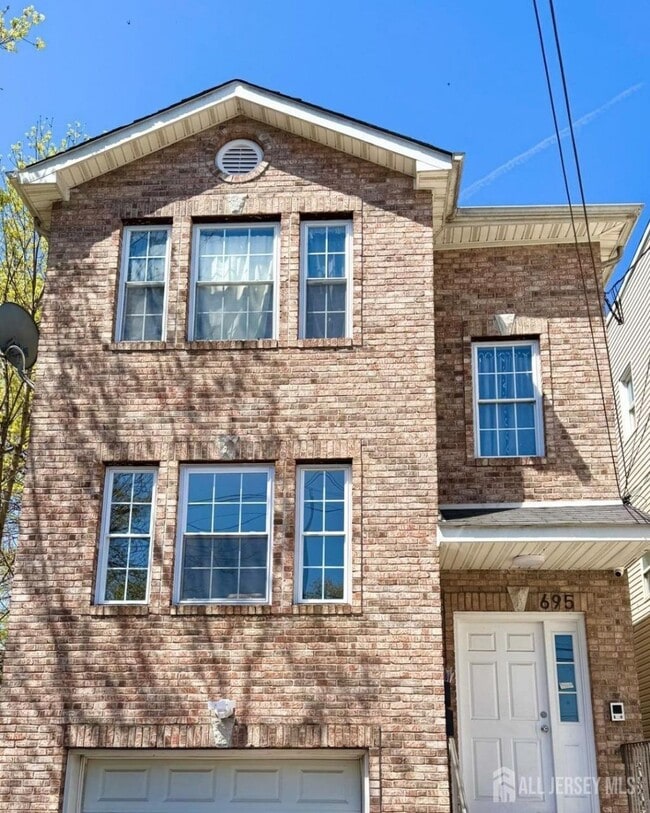 Building Photo - 695 S 11th St