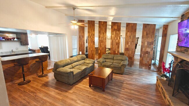 Foto del edificio - 2705 Treeview Dr