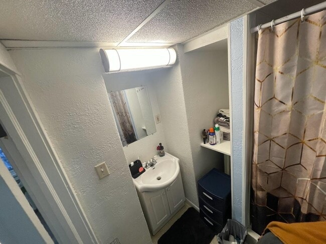 Building Photo - 1725 W 1st St