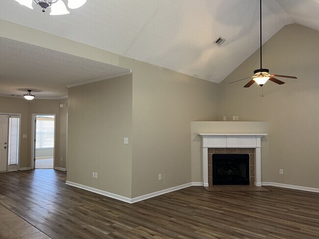 Foto del edificio - Convenient to RAFB and I-75, shopping and ...