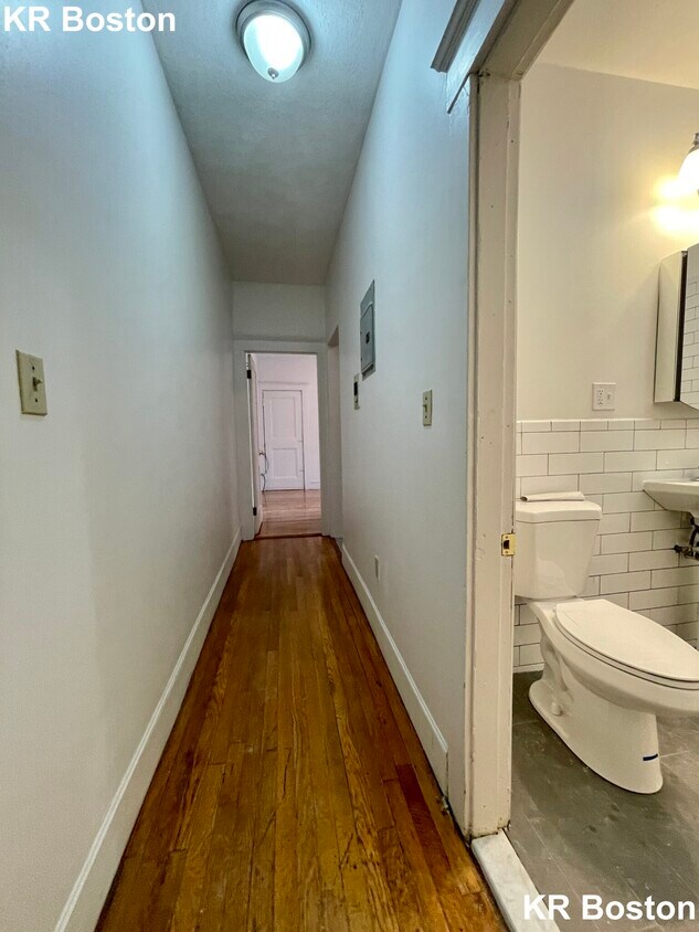 Building Photo - 217 Kelton St