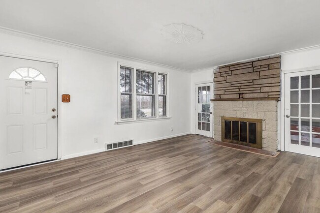 Foto del edificio - "Cozy 2-Bedroom, 1 bath Retreat with Fireplace Charm!"  One car garage, section 8 ok.