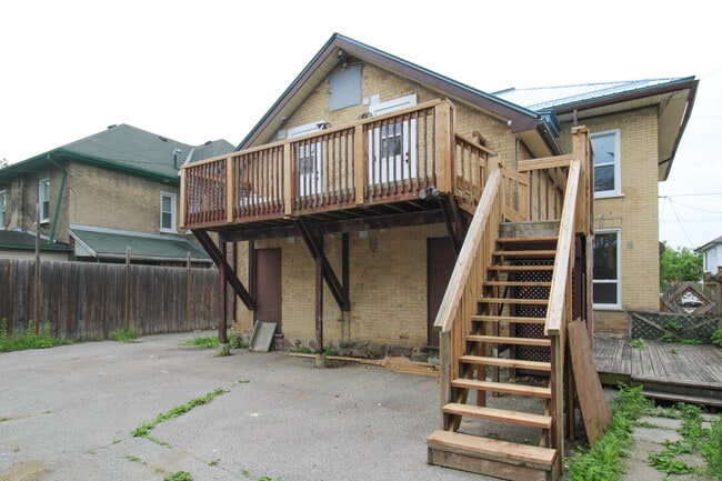 Building Photo - 468 Bolivar St