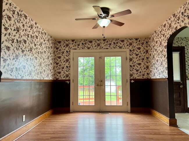 Building Photo - Charming 2bd/1ba home on large lot! Pet fr...