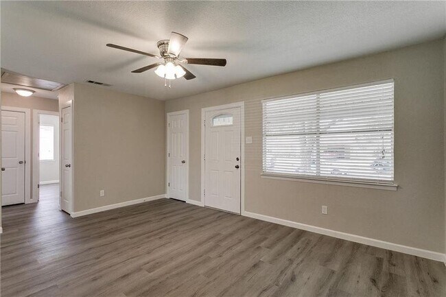 Building Photo - 1316 E Park Dr