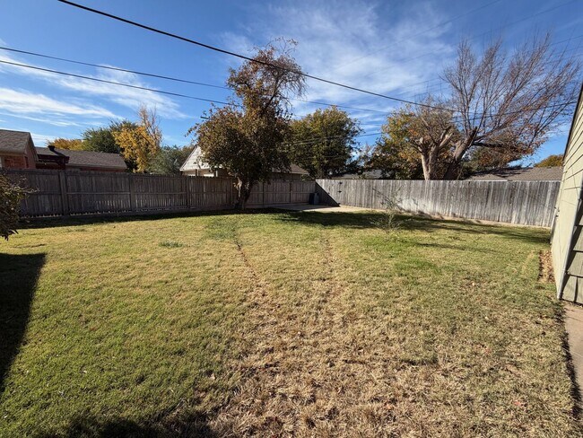 Foto del edificio - 3500 Patterson Dr