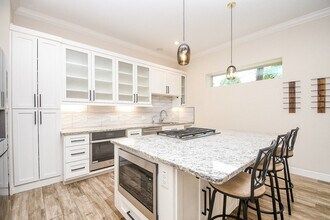 Building Photo - 710 Stanford St