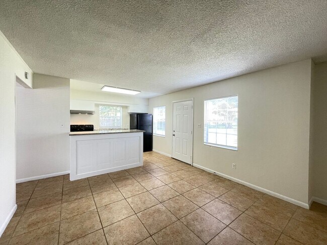 Building Photo - Move-In Special! One Bedroom, One Bath Apartment - Priced to Rent!
