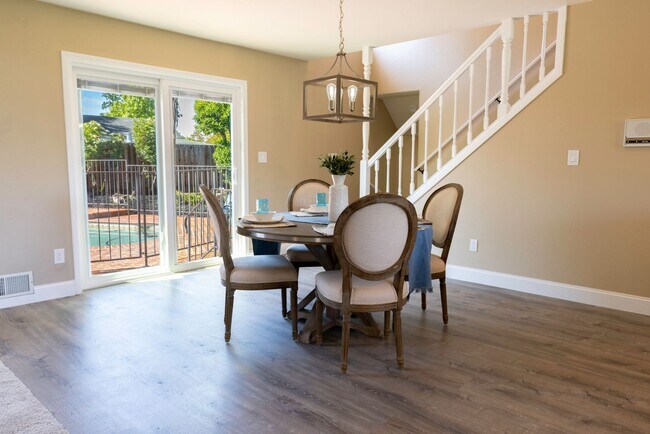 Building Photo - Beautiful 5 bedroom/3bath home with a pool