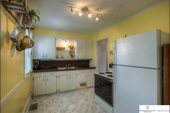 Building Photo - Charming 2 Bedroom Near Blackstone!!