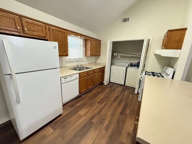 Building Photo - 2BR/2BA House For Rent
