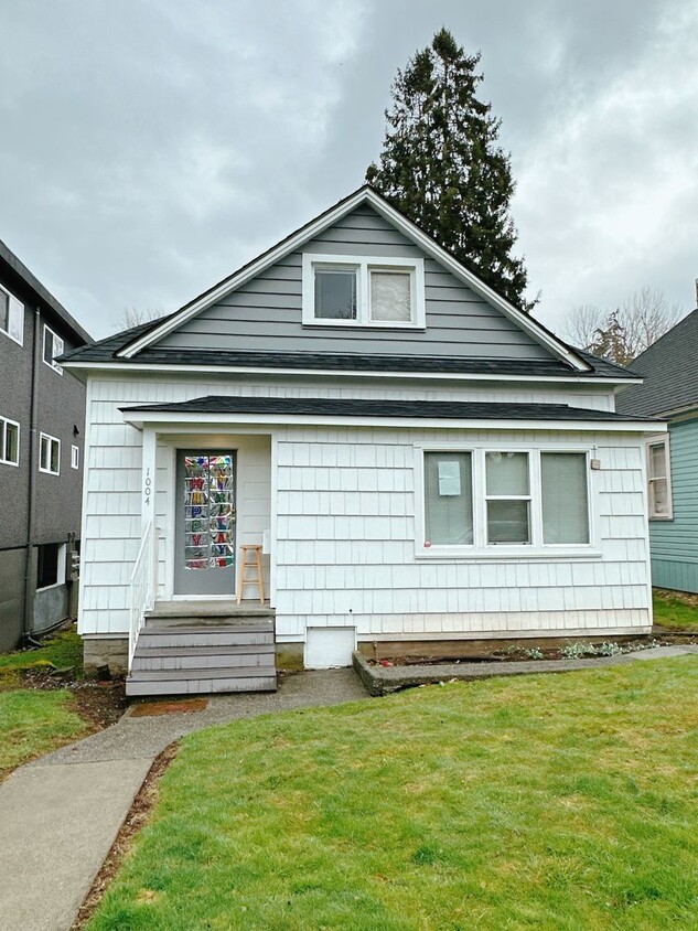 Primary Photo - PRELEASE: 4 bd/1ba across from Laurel Park...