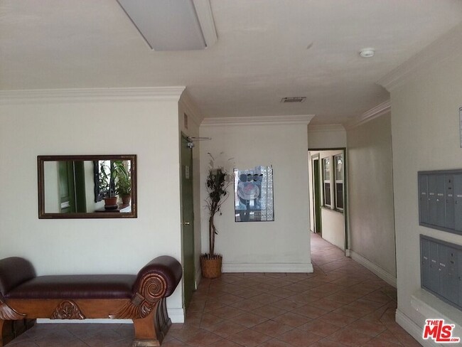 Building Photo - 615 N Rossmore Ave