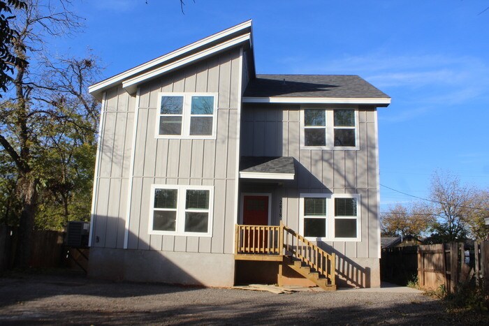 Primary Photo - 2818 Russell Ave