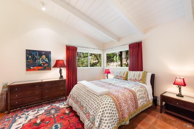 Foto del edificio - 321 Dutch Henry Canyon Rd