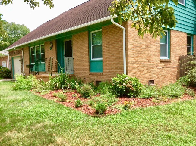 Building Photo - MAJOR PRICE DROP!!! 4 Bed ~10 Min from LAN...