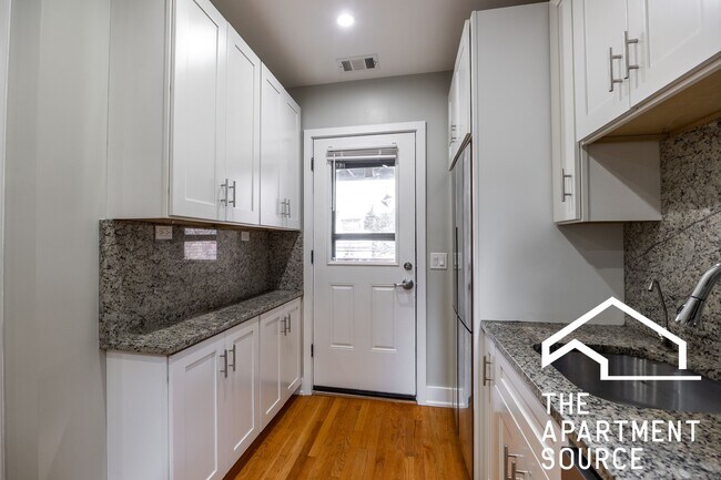 Foto del edificio - 3716 W Belmont Ave