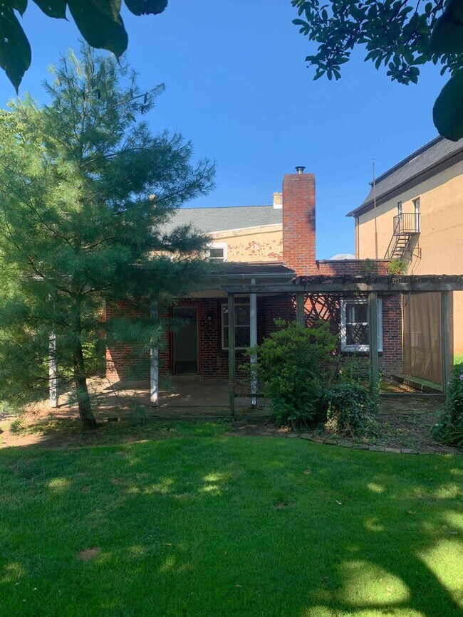 Foto del edificio - 4 Bed 2.5 Bath single family home with yar...