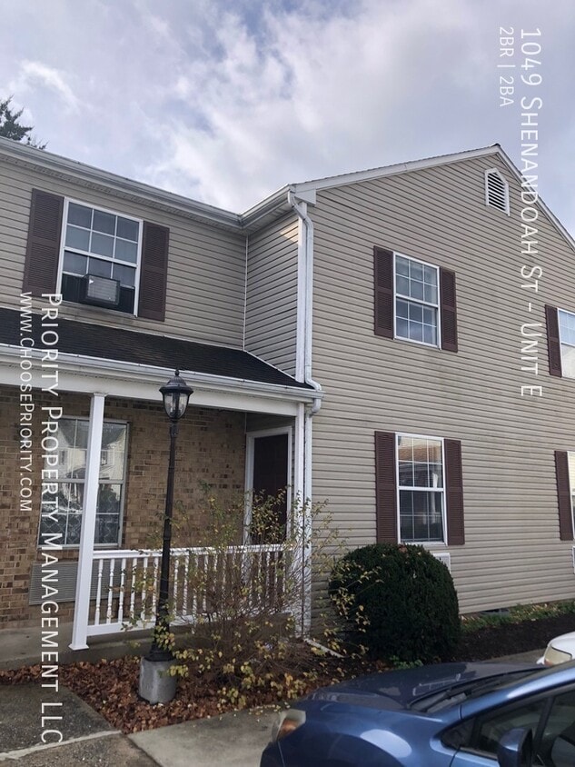 Primary Photo - 2 Bedroom, 1.5 Bathroom Townhome, Harrison...