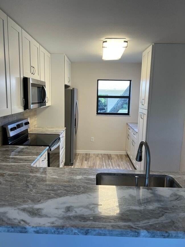 Building Photo - 175 Kings Hwy