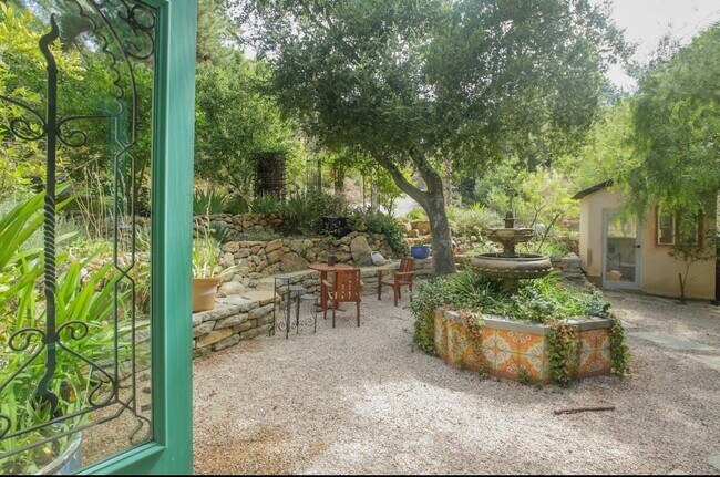 Foto del edificio - 2376 Old Topanga Canyon Rd