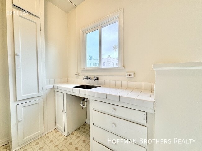 Building Photo - 836 Sanborn Ave