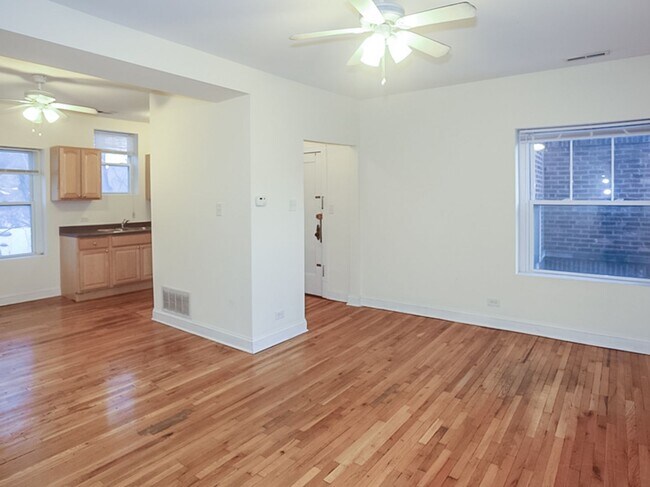 Interior Photo - 3521-29 N. Broadway