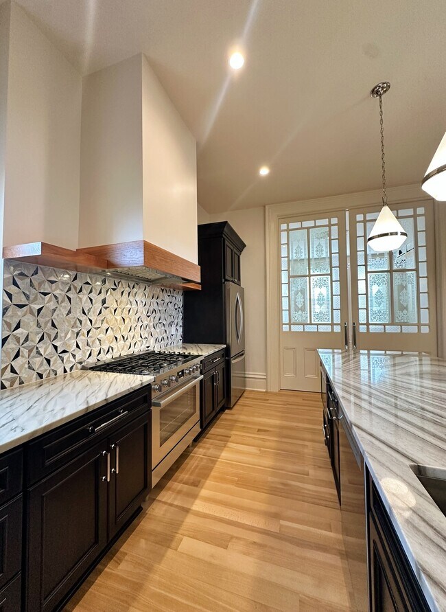 Building Photo - 1819 Sarah St