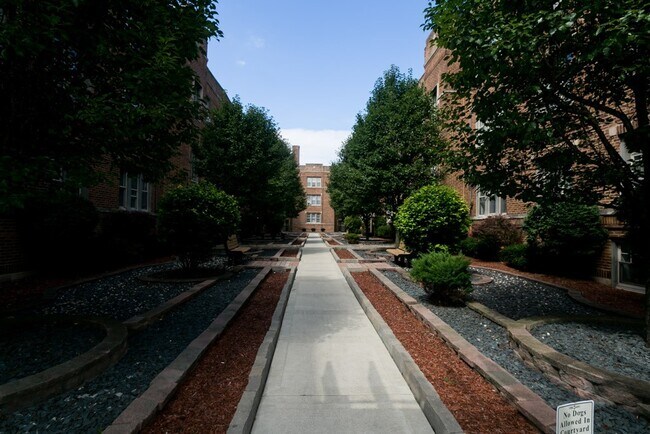 Building Photo - 629 W Barry Ave