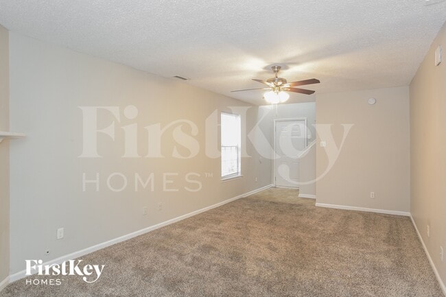 Foto del edificio - 5982 Redcliff N Ln