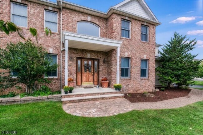 Building Photo - 5 Saddle Ridge Rd