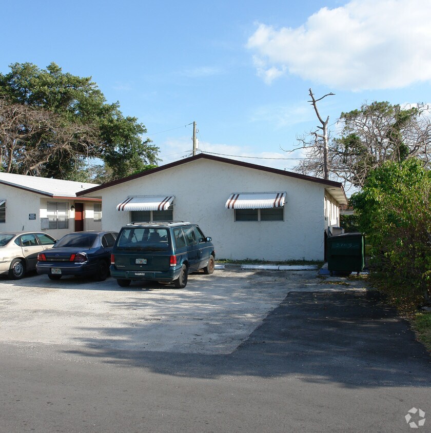 Building Photo - 3709-3711 SW 12th Pl